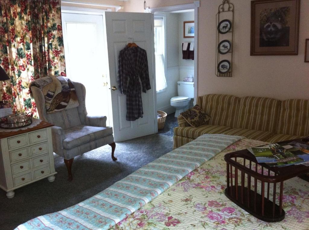 Emerald Necklace Inn Bed And Breakfast Lakewood Habitación foto